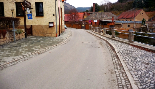 Die neu gebaute Straße Pennickental am Teich in Woellnitz - Foto © Stadt Jena KSJ