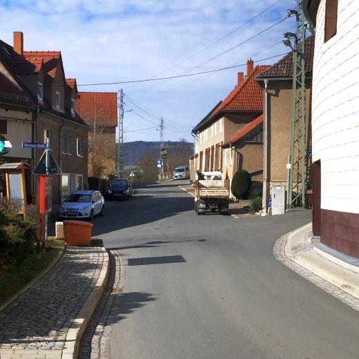Der Beginn der Strasse Pennickental in der Ortsmitte von Woellnitz - Foto © Stadt Jena KSJ