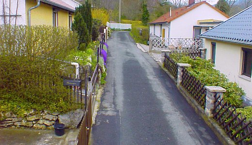 Die schmale Strasse Im Kraehmer in Jena Woellnitz - Foto © Stadt Jena KSJ
