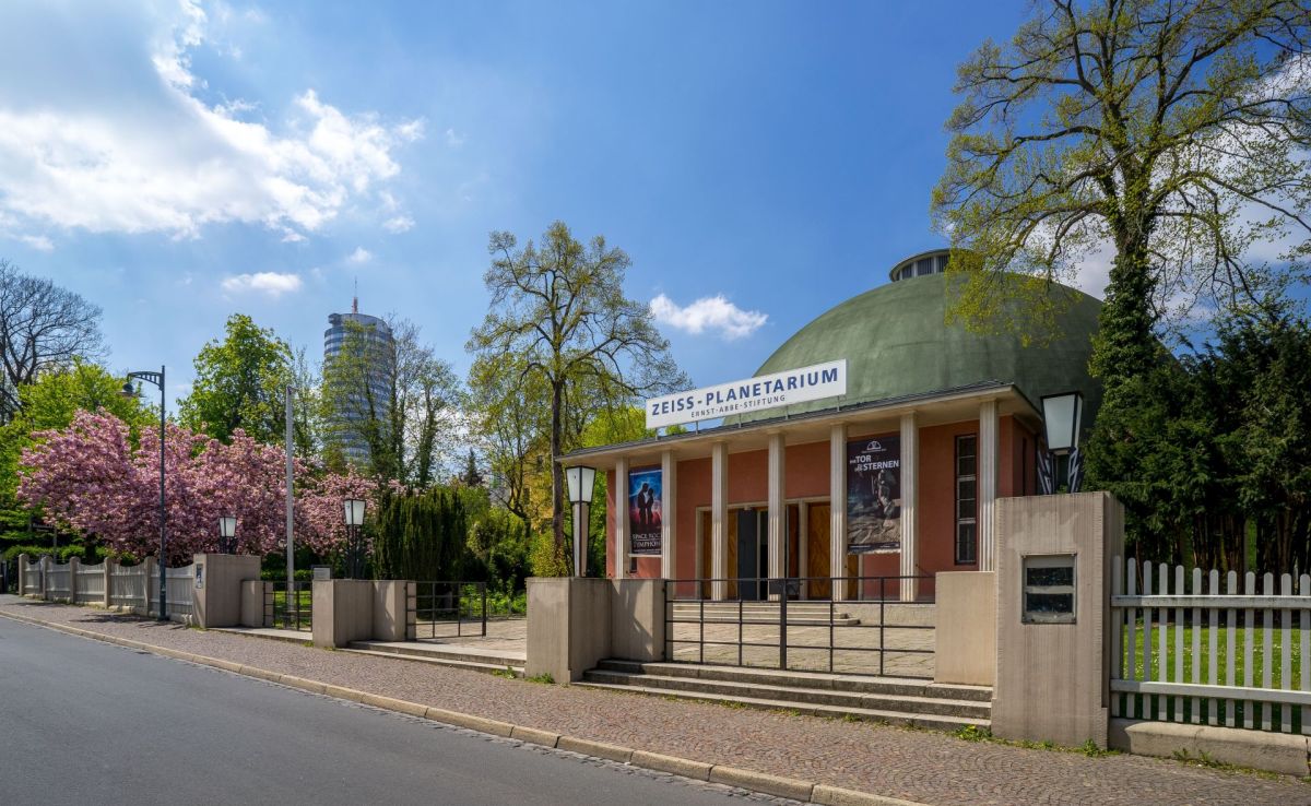 Zeiss-Planetarium Jena im Frühling