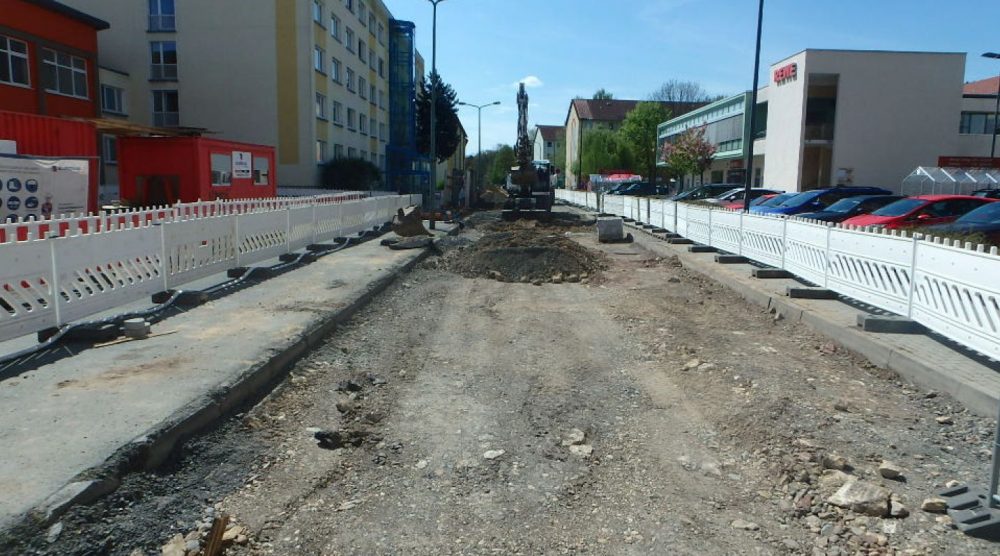 Zu sehen ist die Leipziger Straße, flankiert von Bauzäunen, der Asphaltbelag wurde bereits entfernt. Blick von Abzweig zur Camburger Straße nach Scharnhorststraße