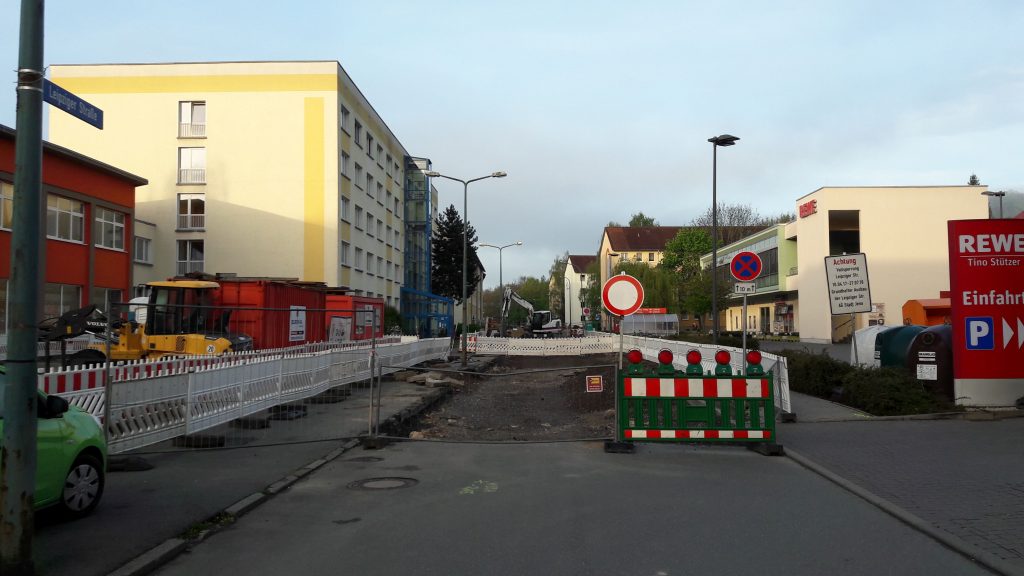 Zu sehen ist die Leipziger Straße, flankiert von Bauzäunen, der Asphaltbelag wurde bereits entfernt. Blick von Abzweig zur Camburger Straße nach Scharnhorststraße
