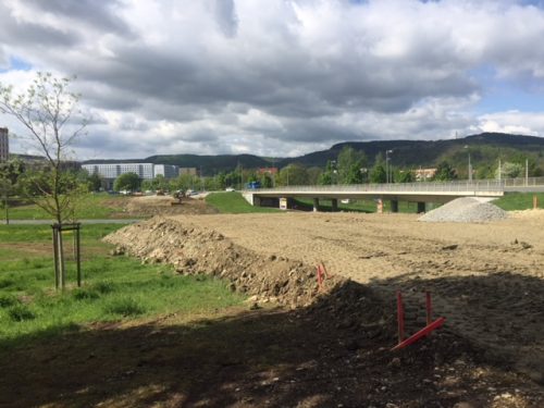 Zu sehen sind vorbereitende Maßnahmen zur Errichtung der Behelfsbrücke, im Hintergrund die (zu erneuernde) Brücke Erlanger Allee