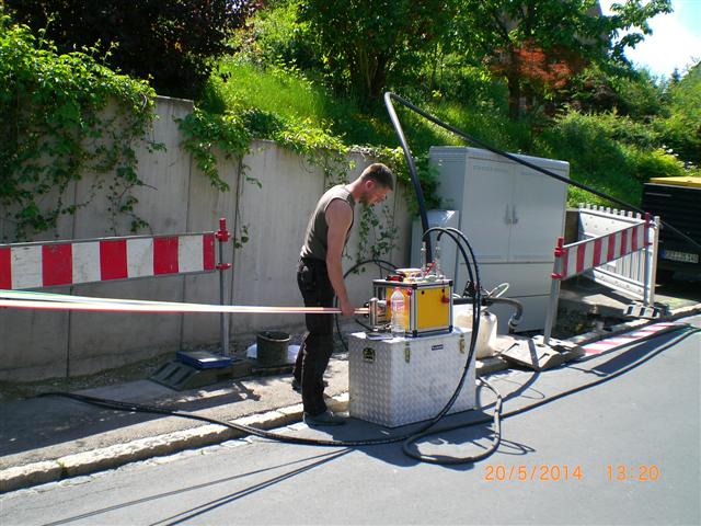 Ein Mann bei der Arbeit, Kabeleinzug Am Steinborn, © Tel Bau Service Georgi