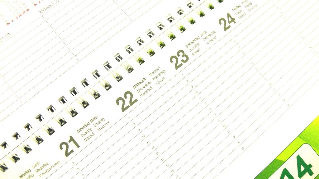 Ein Terminkalender liegt auf einem Schreibtisch.