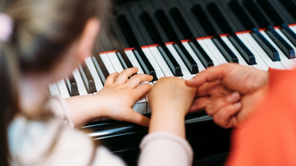 Klavierspiel an der Musik- und Kunstschule Jena