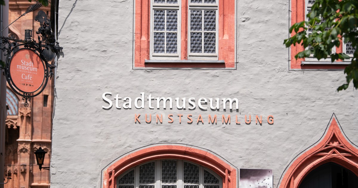 Die Außenfassade des Museumsgebäudes mit Schriftzug für Stadtmuseum und Kunstsammlung Jena