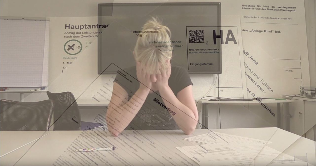 Eine Frau sitzt verzweifelt vor einem Stapel Papiere, im überlagernden Bild sieht man die verschiedenen Formulare