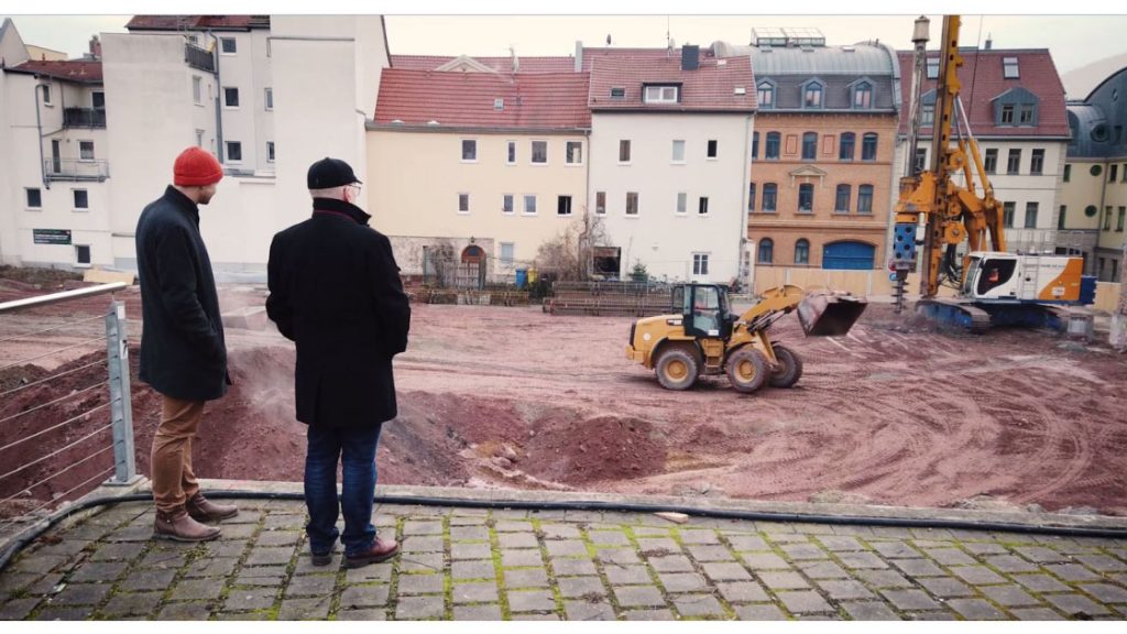 Jonas Zipf und Karl-Hermann Kliewe besichtigen die Baustelle für die neue Ernst-Abbe-Bücherei am Engelplatz Jena