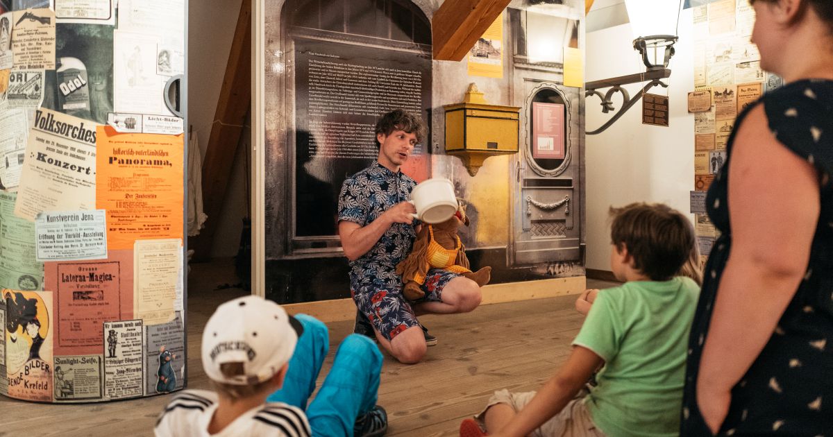 Museumspädagoge im Stadtmuseum Jena bei einer Führung für Kinder