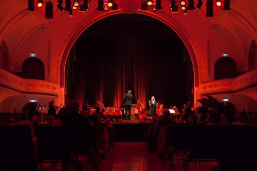 Eröffnungskonzert der Jazzmeile Thüringen in Jena: Jenaer Philharmonie trifft Sarah Buechi
