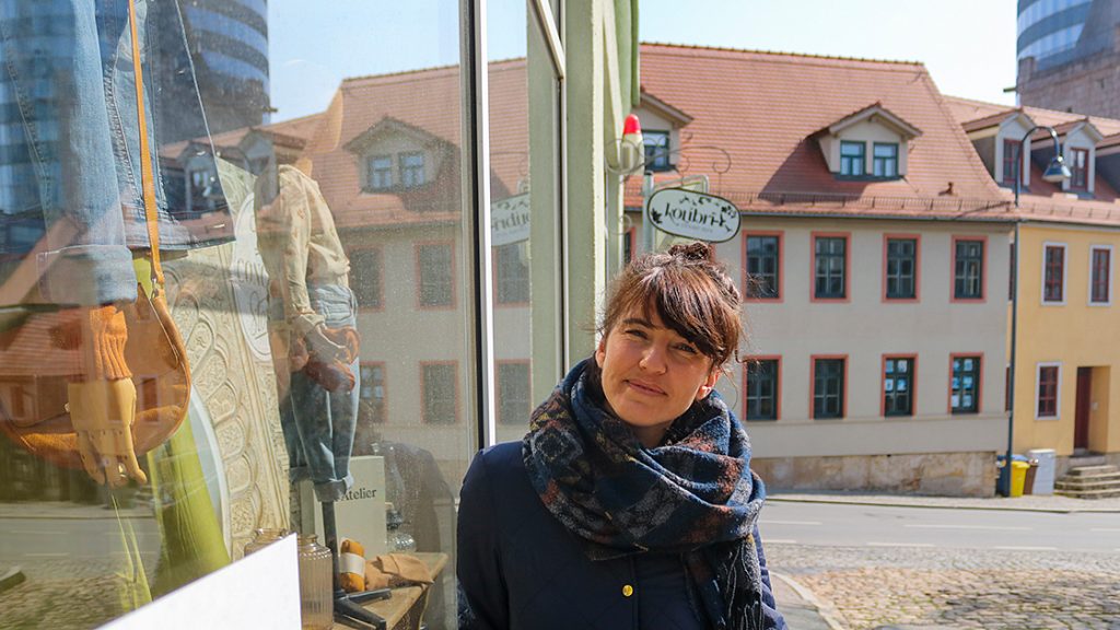 Denise Piewak, Mitarbeiterin der Jena Tourist-Information, vor ihrem Lieblingsgeschäft 'Kolibri' in Jena