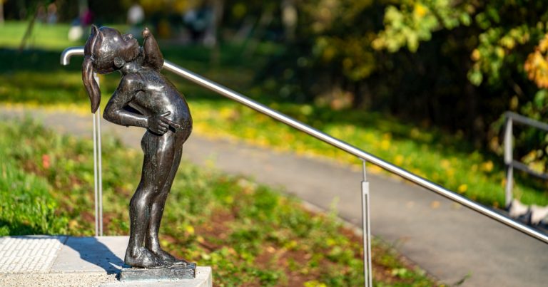 Statue "Mädchen mit Taube" an der Landfeste Jena