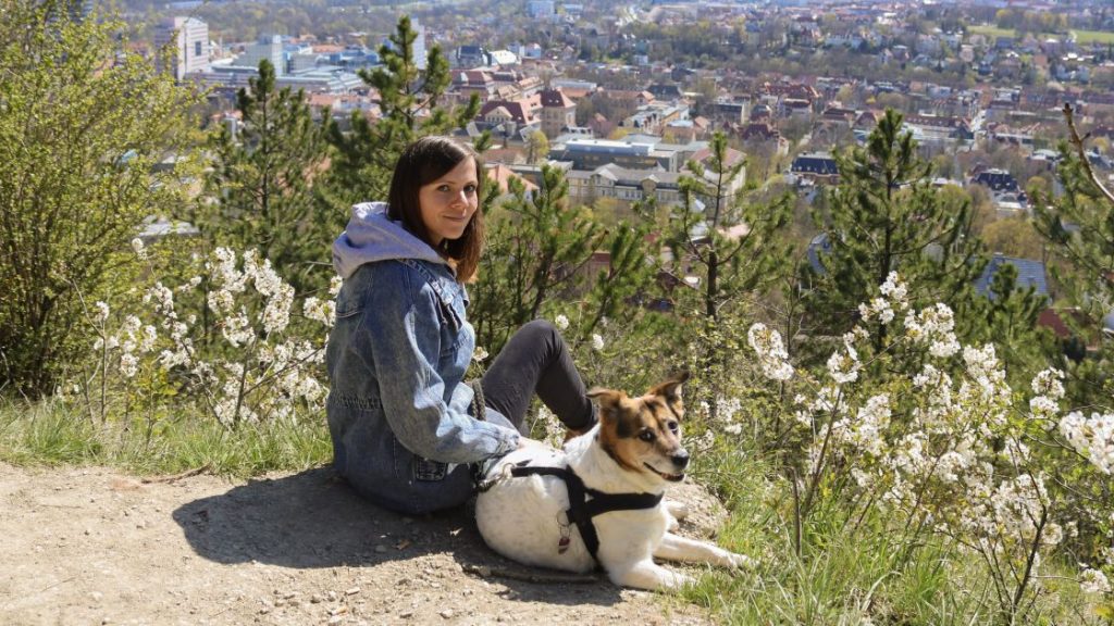 Kathrin Schulz mit ihrem Hund Kira auf Jenas Bergen