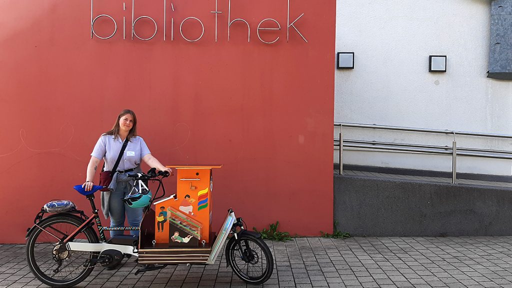 Das neue Bibo-Bike der EAB Jena vor der Stadtteilbibliothek in Jena
