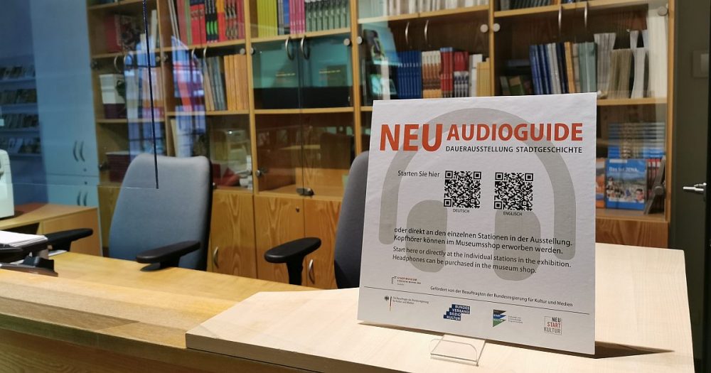Aushängeschild neuer Audioguide Stadtmuseum Jena an der Theke