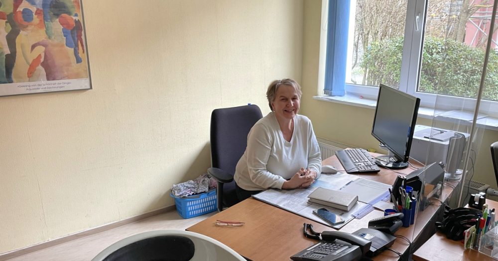 Monika Klaus in ihrem Büro im LISA, am Schreibtisch sitzend