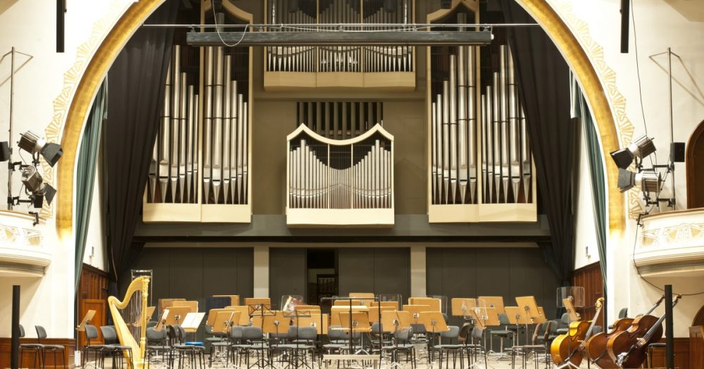 Bühne im Volkshaus Jena mit Instrumenten und Orgel