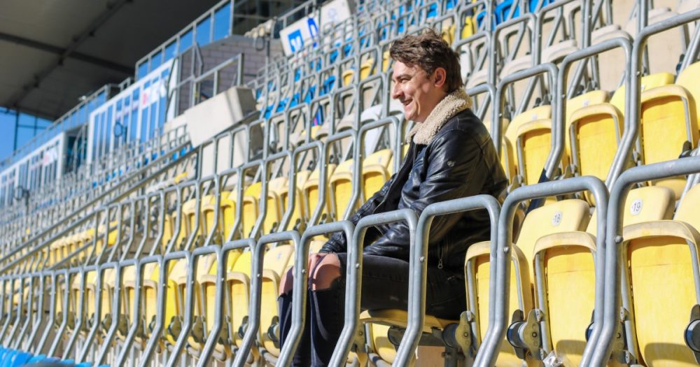 Felix Reichenbacher in den blau-gelben Stuhlreihen des Stadions von FC Carl-Zeiss Jena