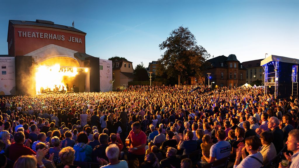 Kulturarena Jena 2018, ein volles Arenarund auf dem Theatervorplatz in Jena bei Abenddämmerung