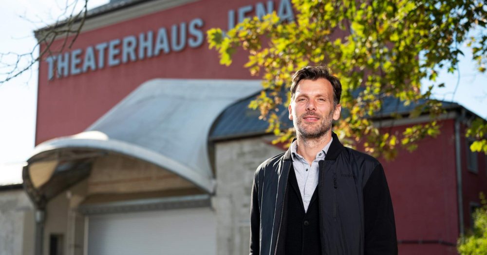 Kristjan Schmitt, Projektleiter KulturArena Jena, steht vor dem Theaterhaus Jena, dem Veranstaltungsort der Kulturarena