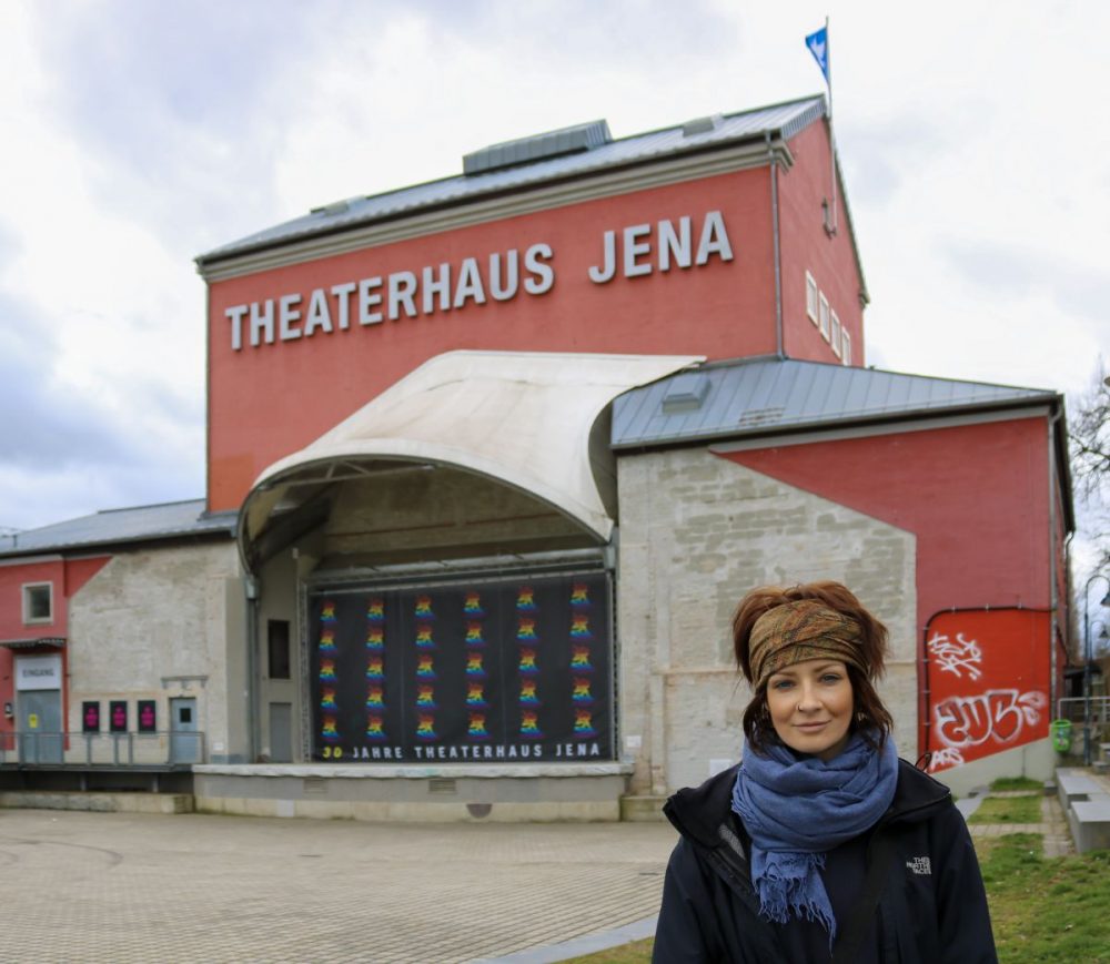 Nadine Hey vor dem Theaterhaus Jena