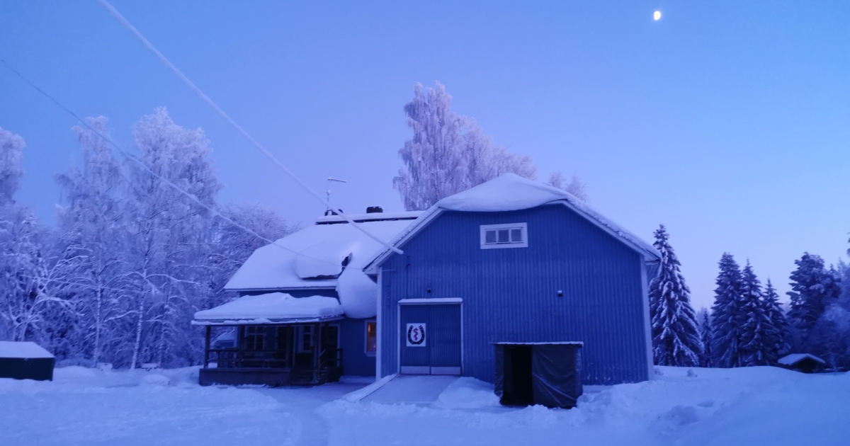 Schneebedecktes Haus