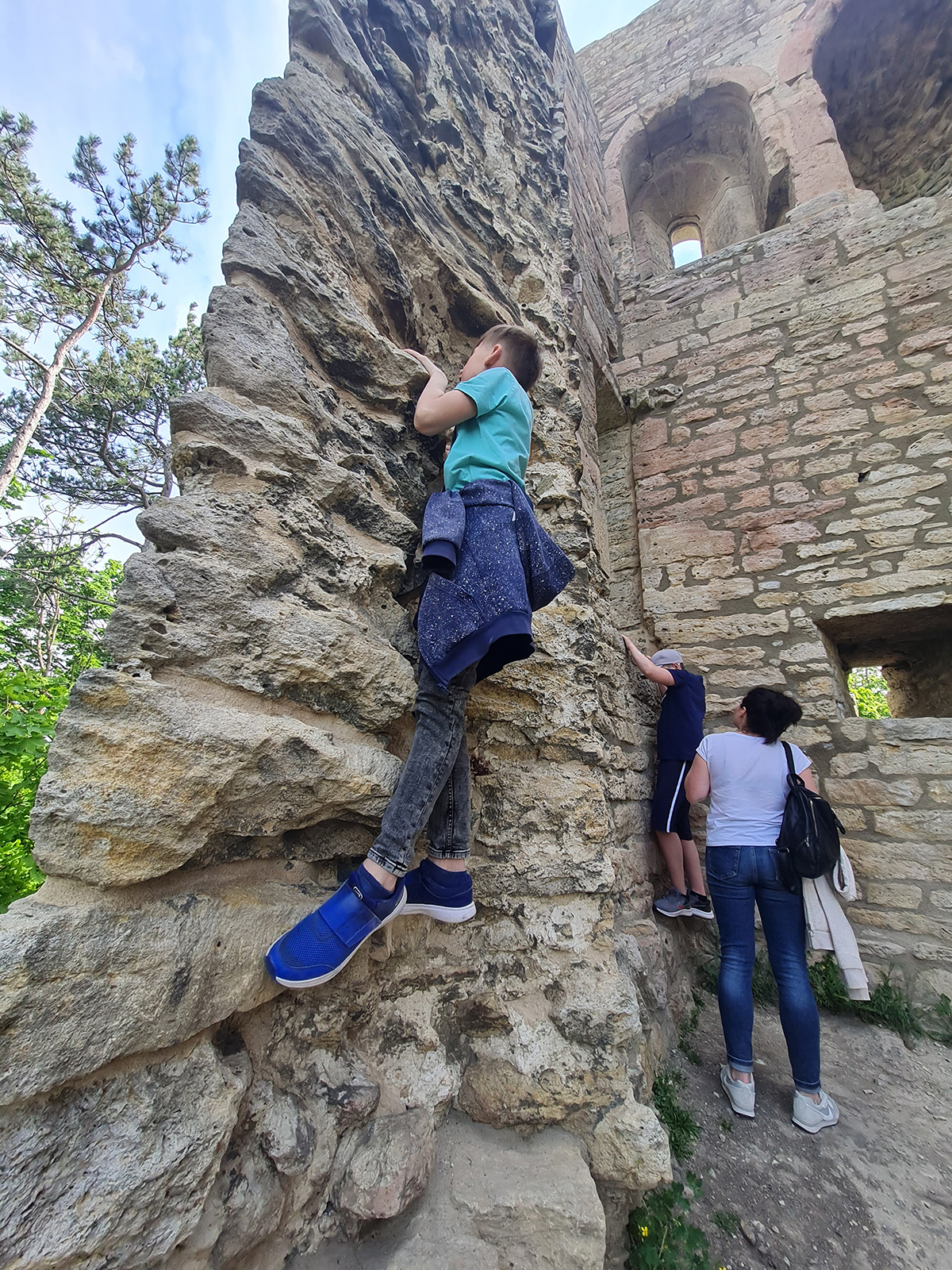 Kidner klettern an einer Burg hoch