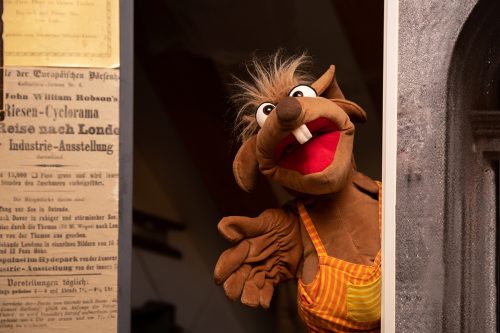 die Museumsmaus, ein Plüschtier, lacht, im Stadtmuseum Jena
