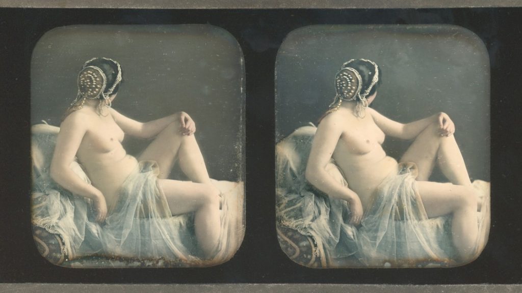 Historische Fotoaufnahme eines weiblichen Akts mit Haarschmuck und Tüllverhüllung von 1855