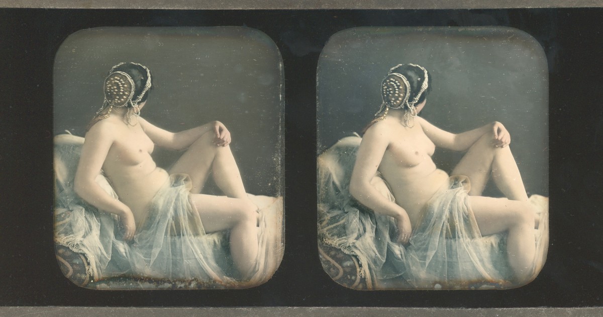 Historische Fotoaufnahme eines weiblichen Akts mit Haarschmuck und Tüllverhüllung von 1855