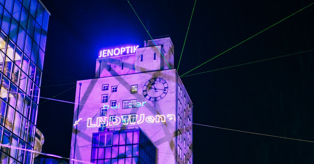 Illuminierung Laserstrahlen am Jenoptik-Hochhaus 2017 zur LNDW Jena, es steht #LNDWJena darauf