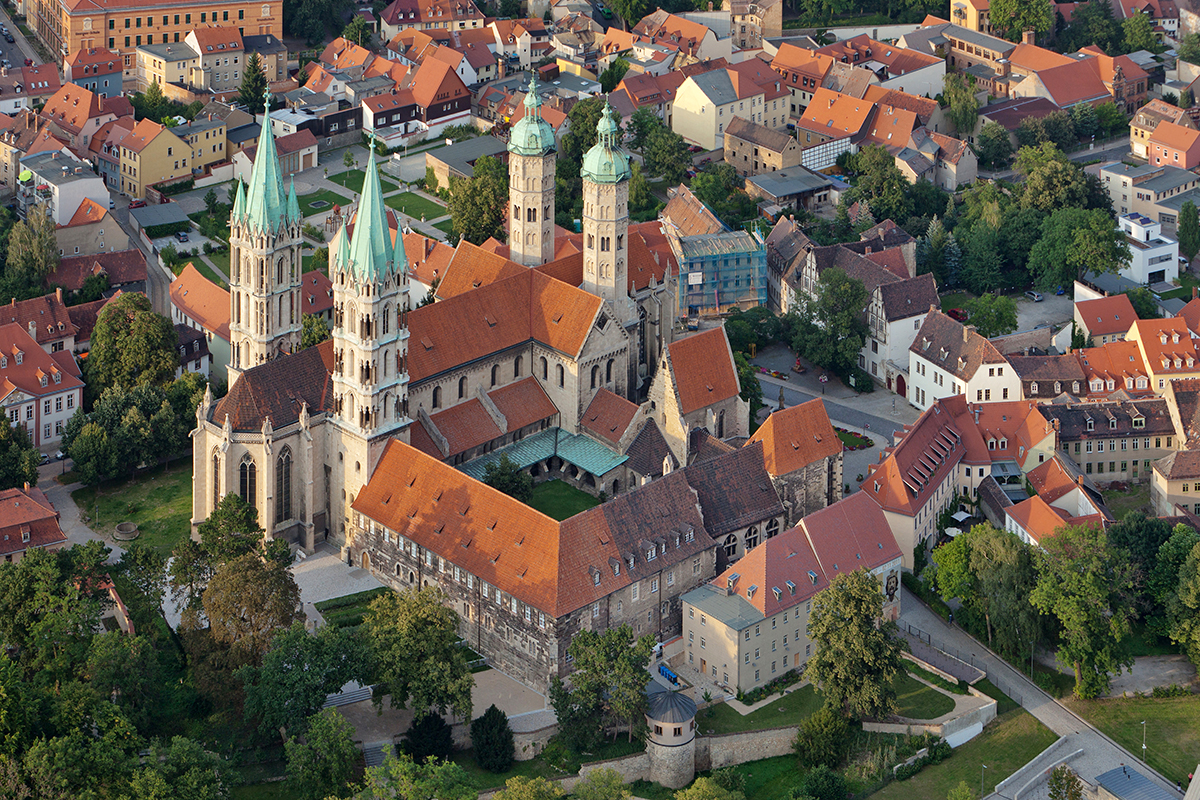 Der Naumburger Dom von oben, eingebettet in die Stadt