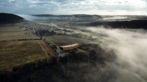 Die Arche Nebra von oben, es weht sehr viel Nebel im Morgengrauen um das Museum