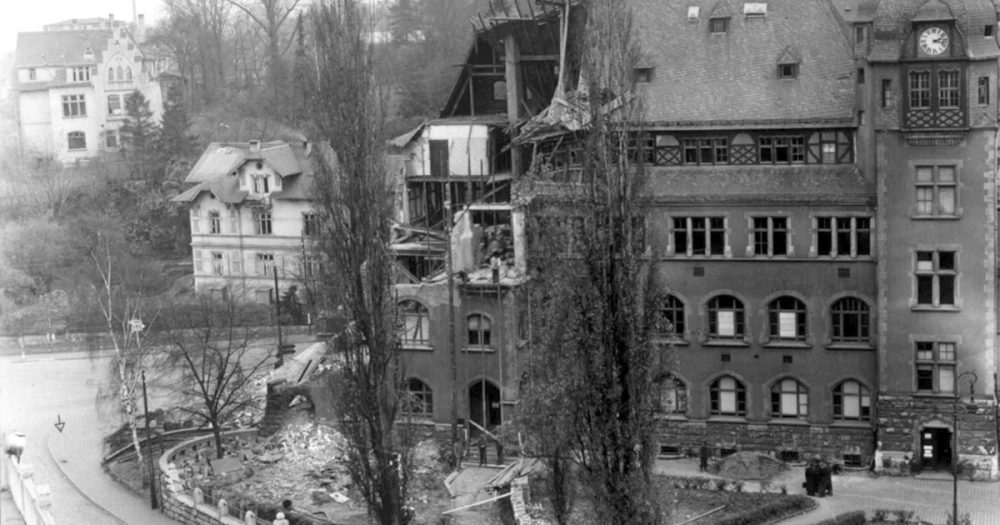 Der Bombenschaden am Turmgebäude im Jahr 1945