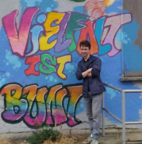 Dr. Rafael Silveira vor Grafitti-Wand