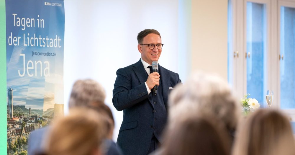 Carsten Müller eröffnet mit einer Rede das sanierte Volkshaus Jena als neuen Tagungsstandort