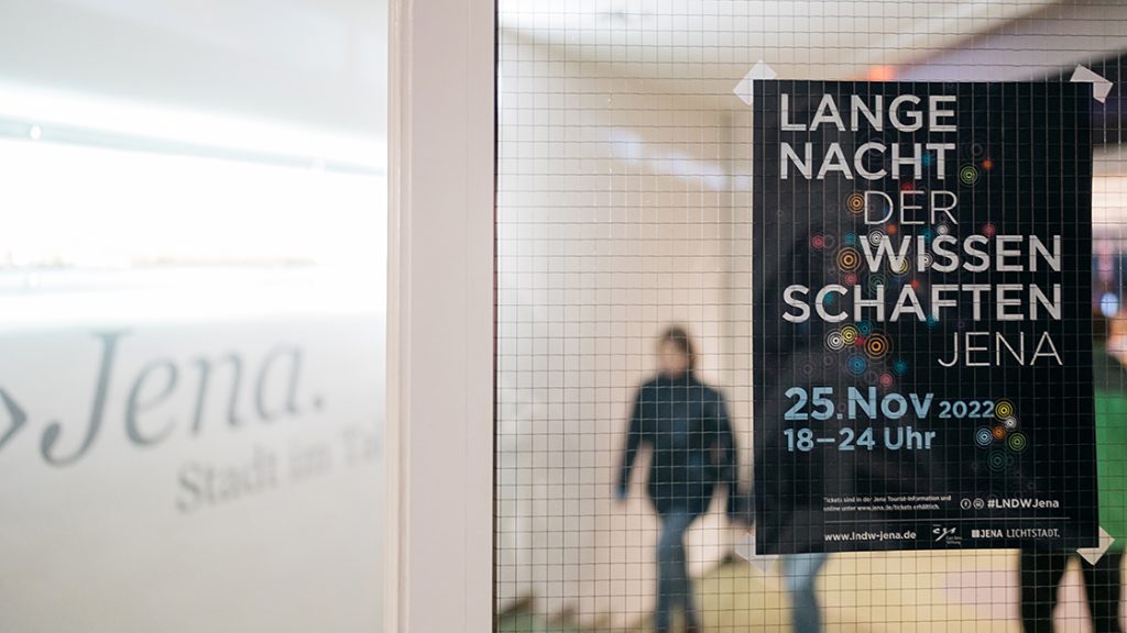 Eine Tür mit Plakat zur Langen Nacht der Wissenschaften in Jena 2022