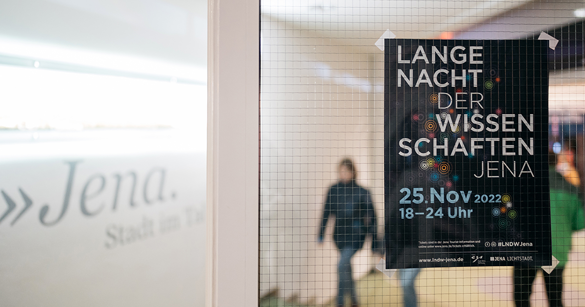 Eine Tür mit Plakat zur Langen Nacht der Wissenschaften in Jena 2022
