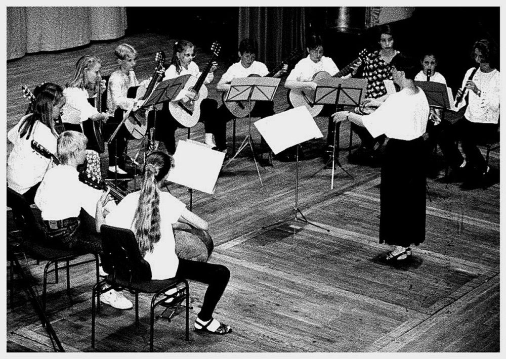Konzert der Gitarren- und Flötengruppe im Volkshaus 1994 unter der Leitung von Petra Jaros