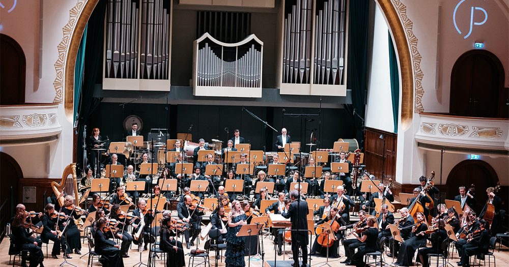 Das Volkshaus Jena, Blick auf die Bühne mit Orgel im Hintergrund, auf der die Jenaer Philharmonie spielt und Simon Gaudenz dirigiert