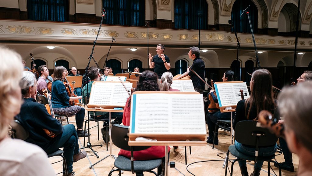 Eine Probe der Jenaer Philharmonie mit Simon Gaudenz (GMD) und Andrea Lorenzo Scartazzini zum aktuellen Mahler-Scartazzini-Zyklus, Blick auf die Bühne