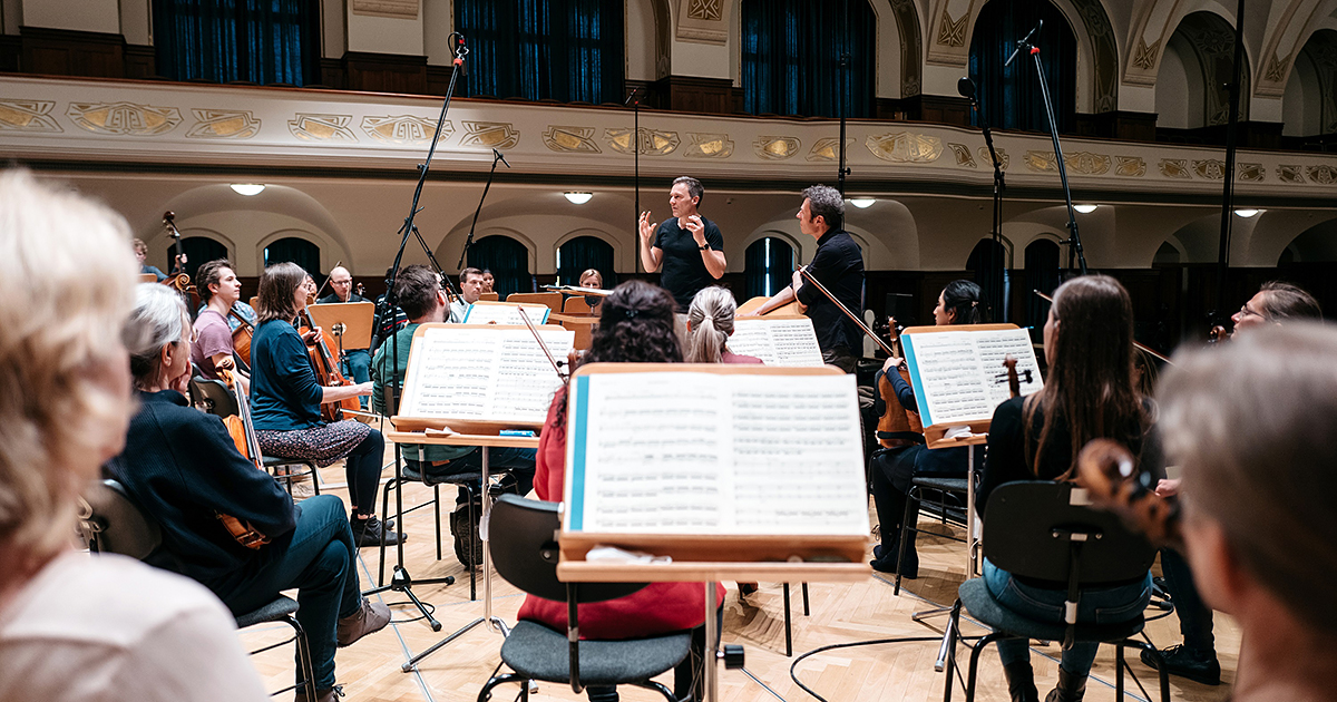 Eine Probe der Jenaer Philharmonie mit Simon Gaudenz (GMD) und Andrea Lorenzo Scartazzini zum aktuellen Mahler-Scartazzini-Zyklus, Blick auf die Bühne