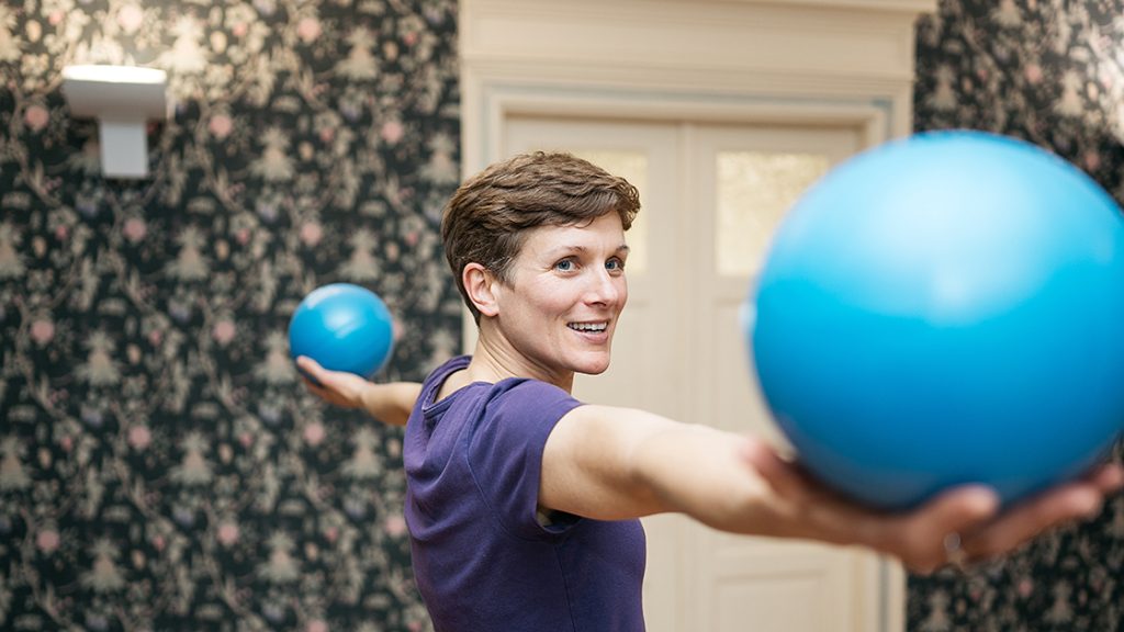 Eva Munkelt trainiert mit 2 blauen Bällen