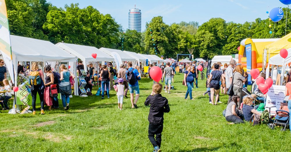 Die gut besuchte Wiese bei "Dein Tag im Paradies".