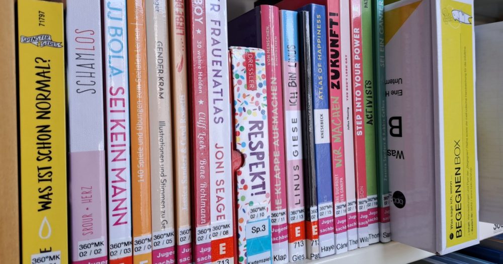 Bücher zum Thema Diversität in einem Regal der Ernst-Abbe-Bücherei Jena