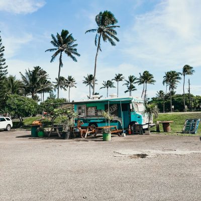 Berit Bodenmüller an einem Food Truck auf O'ahu