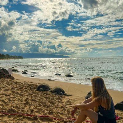 Berit Bodenmüller am Strand von O'ahu mit Meeresschildkröten