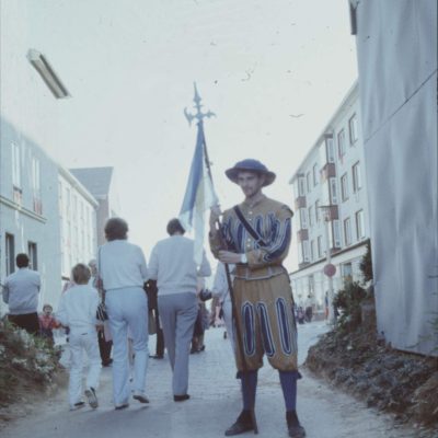 Historisches Foto vom Festumzug der 750-Jahrfeier der Stadt Jena 1986: Verkleideter Mann mit Standarte