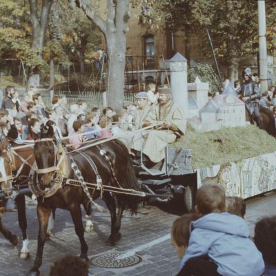 Historisches Foto vom Festumzug der 750-Jahrfeier der Stadt Jena 1986: Pferdekutsche mit einer Burg